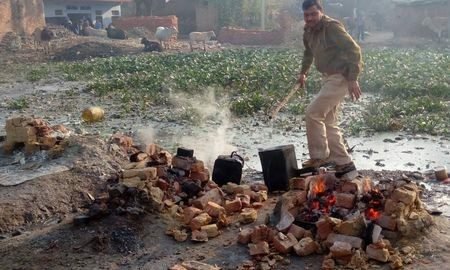 झाबुआ जिला में आबकारी विभाग का कार्य करनी पड़ती है पुलिस को, आबकारी अमले पर शराब माफियाअों के साथ मिलीभगत का आरोप | New India Times