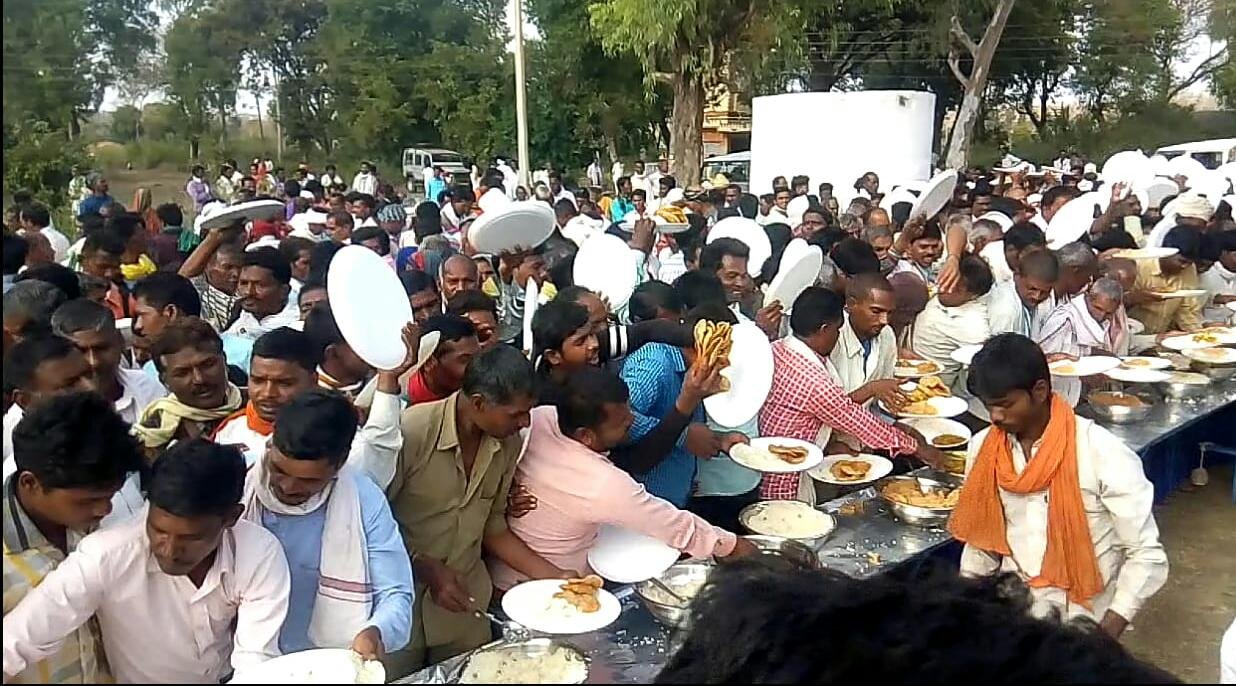 जुरतरा की घटना से प्रशासन ने नहीं सिखा सबक, स्कूल प्रांगण में ही बना दिया 3 हजार किसानों का भोजन, छपारा में आयोजित जय किसान ऋण माफी कार्यक्रम आयोजन का मामला | New India Times