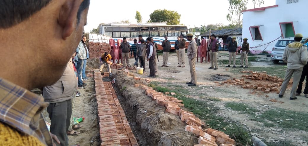 दबंगई से पुलिस द्वारा सरकारी जमीन पर किया जा रहा है कब्जा, शिकायत के बावजूद उच्च अधिकारी रहे मौन, विधायक ने रुकवाया निर्माण कार्य | New India Times