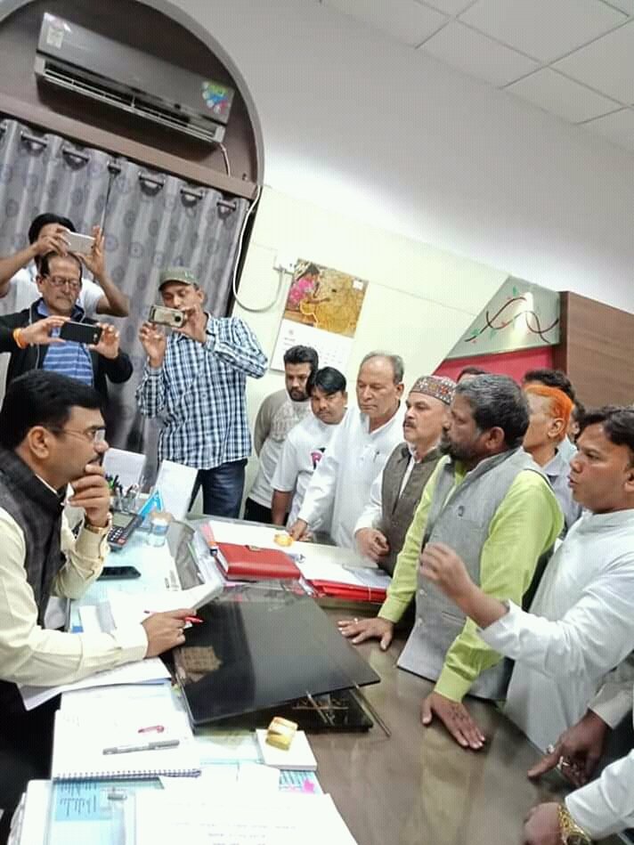 बोगदा पुल कलारी की शिफ्टिंग की मांग को लेकर कांग्रेस कार्यकर्ताओं के साथ स्थानीय निवासियो ने दिया भोपाल कलेक्टर को ज्ञापन | New India Times