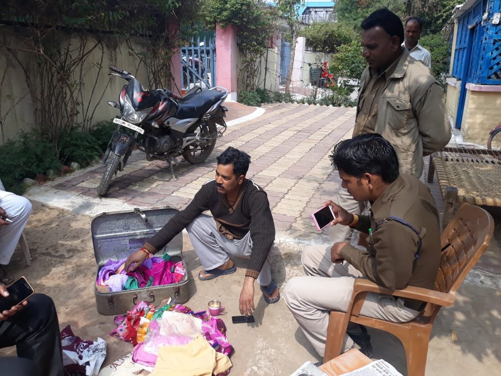 बंद मकान को चोरों ने बनाया निशाना, नगदी के साथ सोने-चांदी के जेवरात पर किया हाथ साफ, चोरी का बक्सा बरामद | New India Times