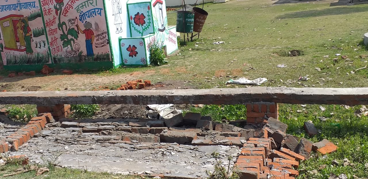 उच्च प्राथमिक विद्यालय की गिरी बाउंड्री | New India Times