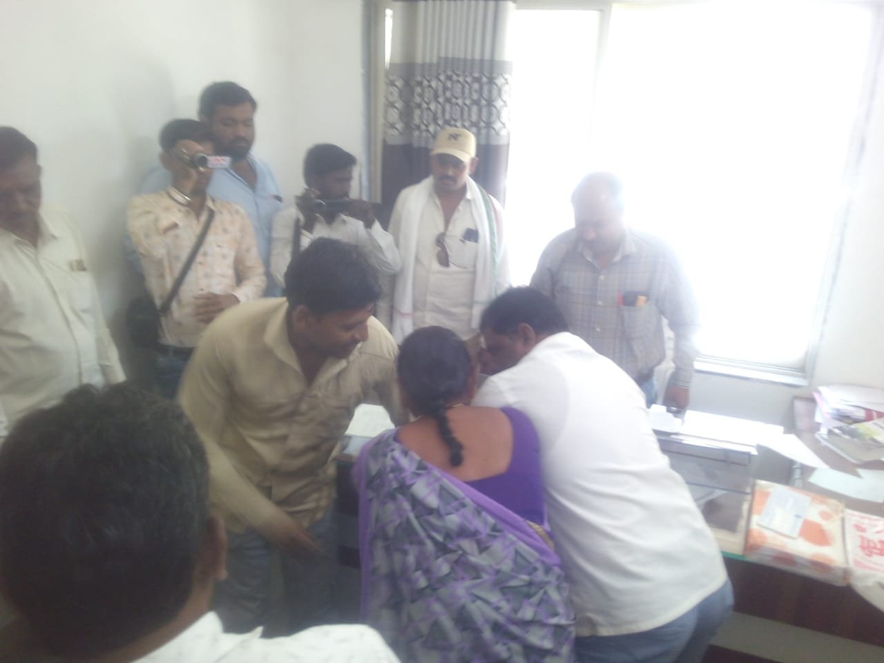 जमीन विवाद को लेकर महिला ने किया आत्मदाह का प्रयास, नेताओं के दबाव में काम करने का अधिकारियों पर आरोप | New India Times