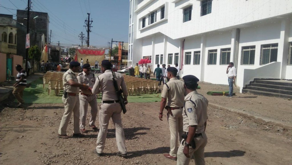 आडिटोरियम के लोकार्पण समारोह को लेकर कांग्रेस व भाजपा आमने सामने, ज़िला प्रशासन के अधिकारियों ने महापौर को बाहर कर जड़ा ताला | New India Times