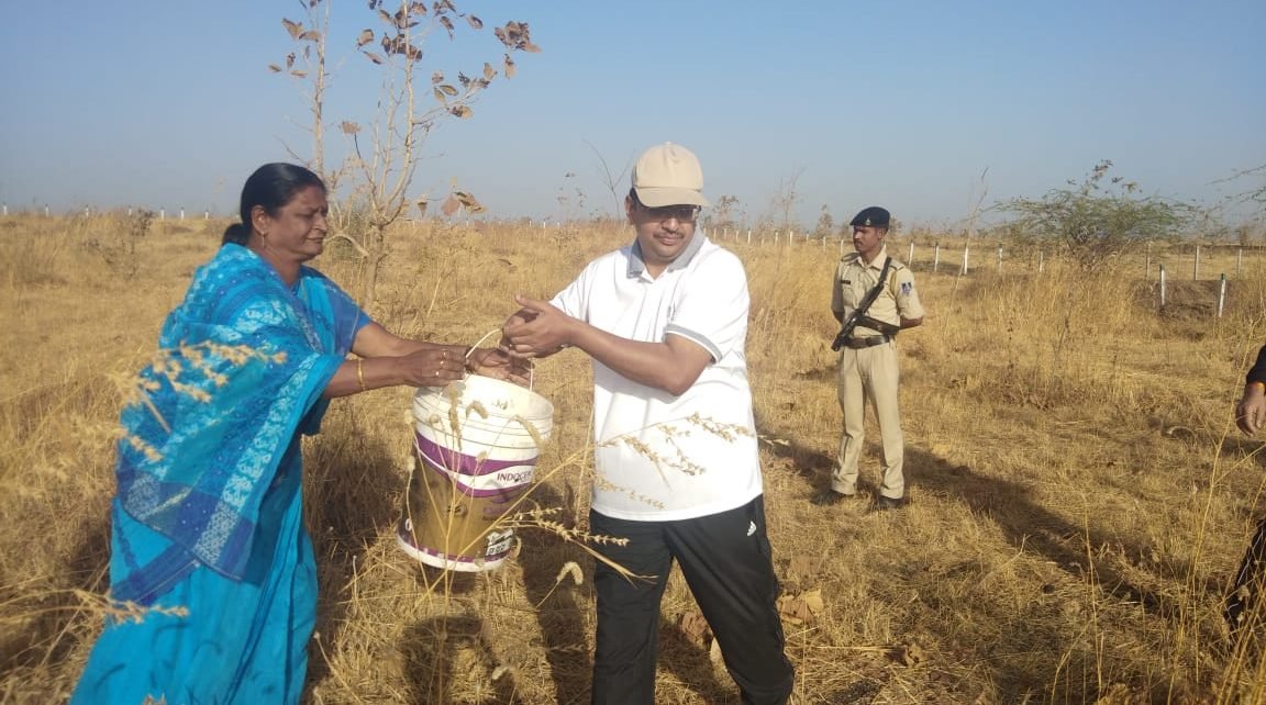 सोशल मीडिया की खबर का असर: प्रशासनिक अमला जागा, प्रशासनिक अधिकारियों ने हाथी पावा पहुंच कर पौधों को पिलाया पानी | New India Times