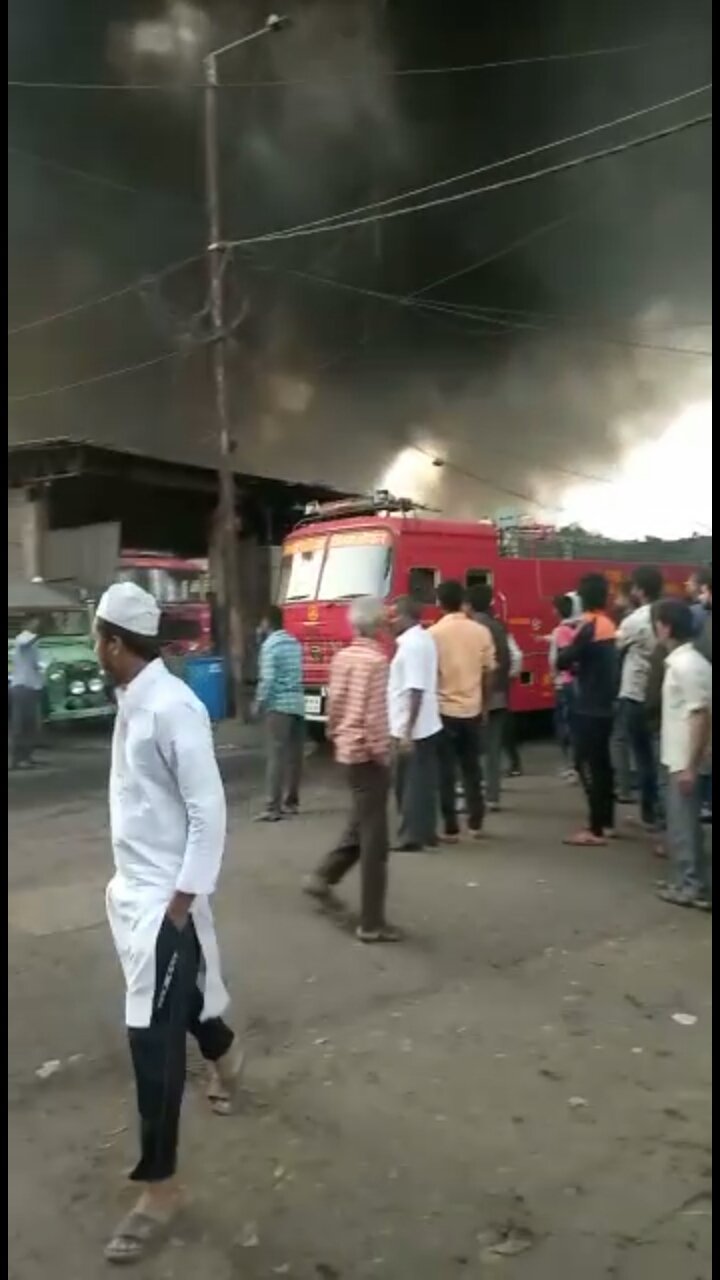 टायर के गोदामों में भीषण आग लगने से लाखों का माल जलकर राख | New India Times