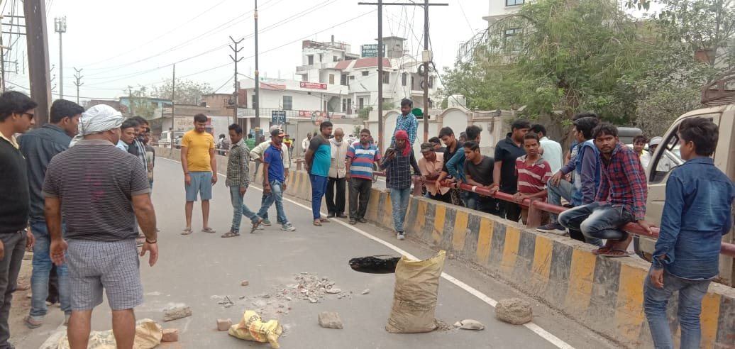 कैंट थाना अंतर्गत पंडित दीनदयाल हॉस्पिटल से महावीर मंदिर तक जाने वाली रोड अचानक धंसने से रोड बाधित | New India Times