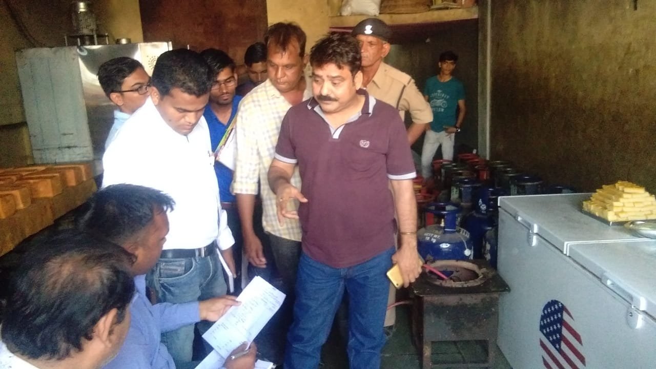 जैन रेस्टोरेंट के गोडाउन से घरेलू गैस सिलेंडर का जखीरा बरामद | New India Times