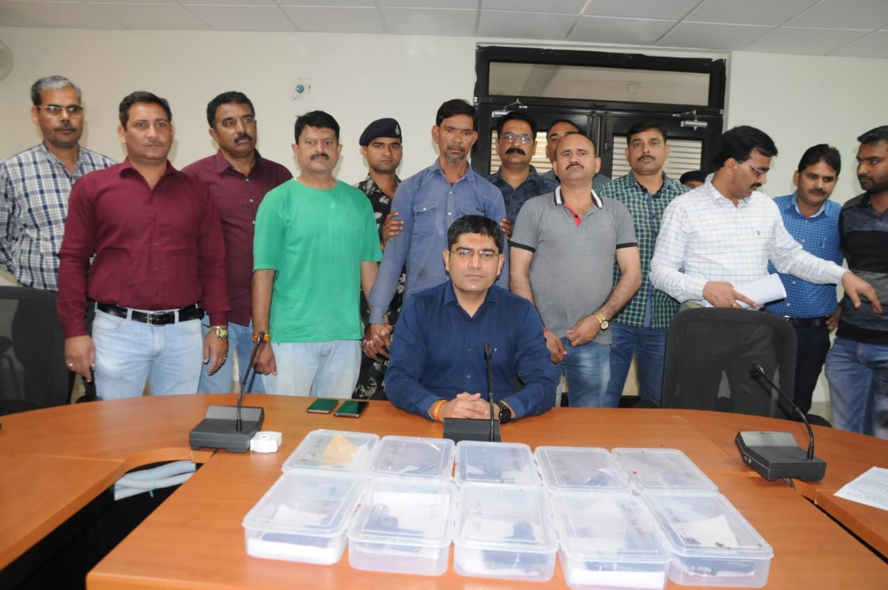 अवैध हथियारों के तस्कर गिरफ्तार, बड़ी संख्या में पिस्टल व कारतूस बरामद | New India Times