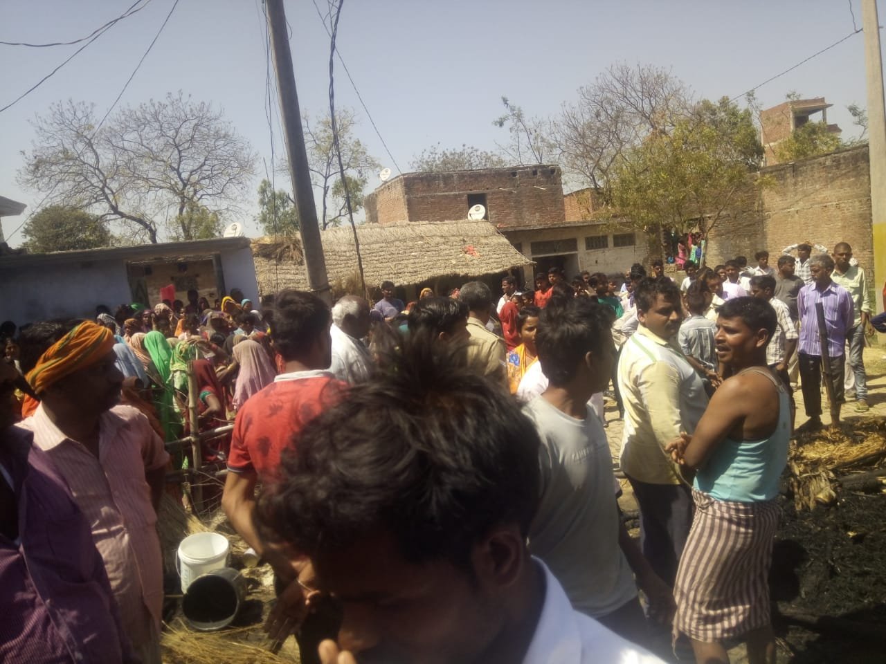 अपनी जान देकर भी भतीजे की जान न बचा सका चाचा, झोपड़ी पर गिरे विद्युत तार की चपेट में आने से चाचा-भतीजे की जलकर दर्दनाक मौत | New India Times