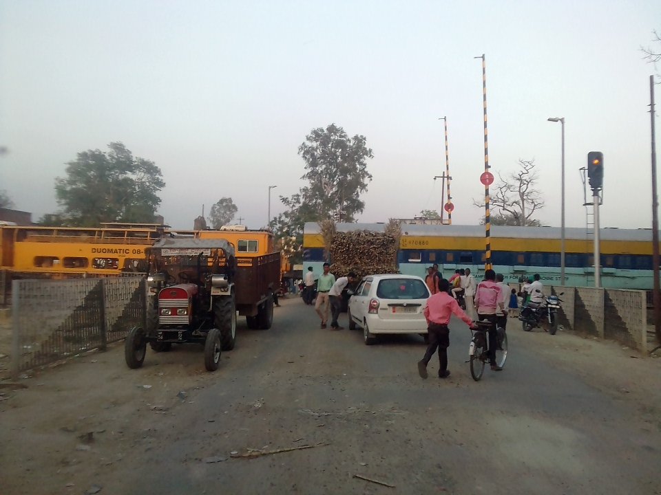 रेलवे क्रासिंग के गेटमैन की लापरवाही हुई उजागर, ट्रैक्टर चालक की सूझबूझ से टला बड़ा हादसा | New India Times