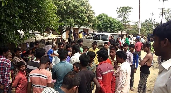 तेज रफ्तार का कहर: तेज रफ्तार ट्रक की चपेट में आने से 7 वर्षीय मासूम बच्चे की मौत, भाग रहे ट्रक चालक को ग्रामीणों ने बनाया बंदी | New India Times