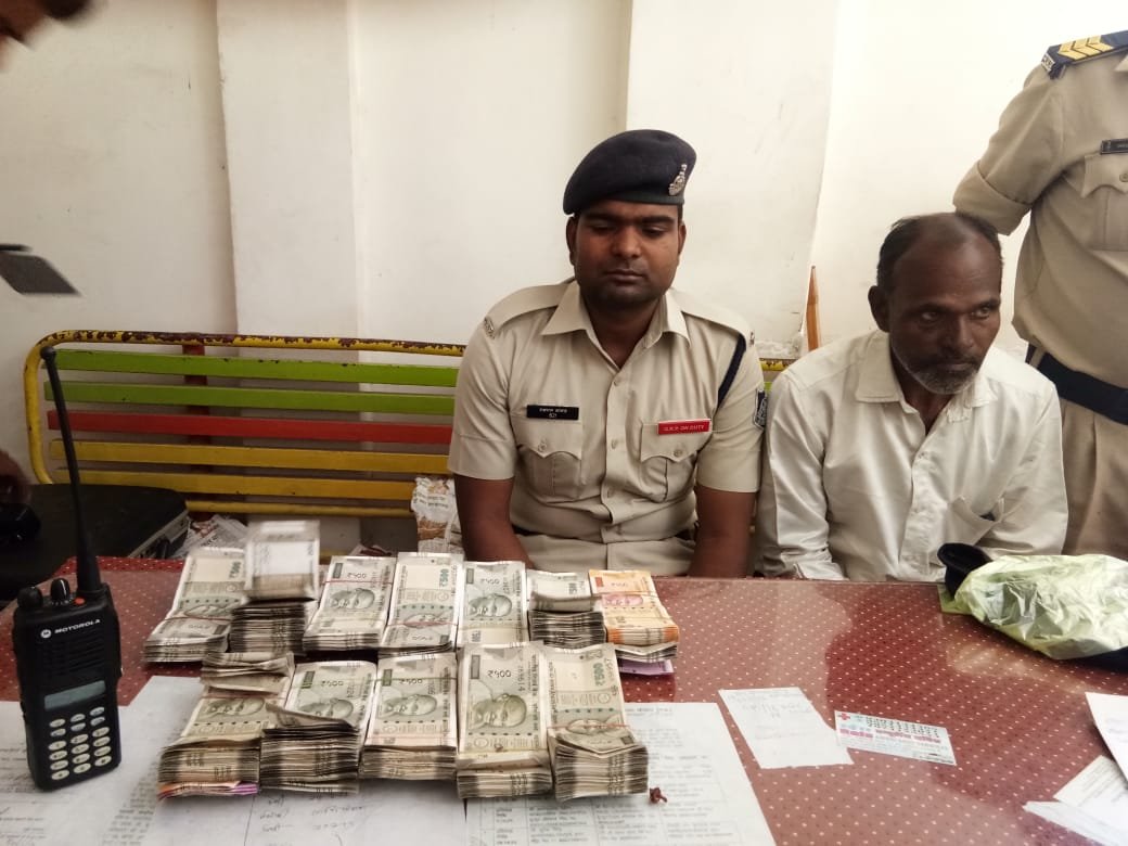 भोपाल रेलवे स्टेशन पर चेकिंग के दौरान 6 लाख रुपये से ज्यादा की नगदी बरामद | New India Times