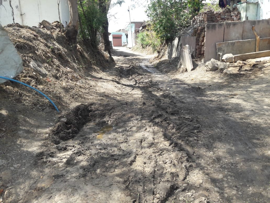 नल जल योजना के अंतर्गत पीएचई विभाग ने डाली पाईप लाईन, उखड़ी पड़ी हुई सड़क से हो रहे हैं हादसे | New India Times