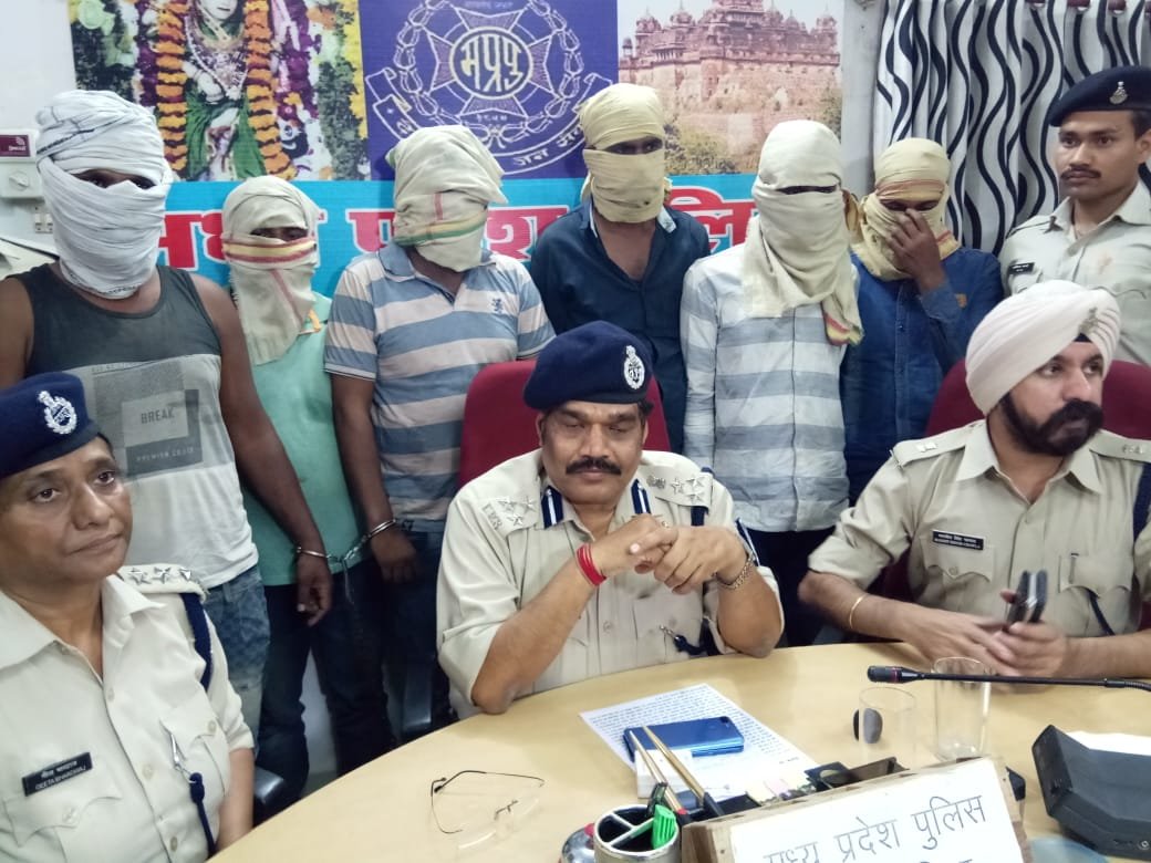 ट्रक चालक से लूटमार करने वाले 6 लुटेरे गिरफ्तार, 1 लाख 21 हजार रुपये की नगदी सहित लूट में प्रयुक्त कार जप्त | New India Times