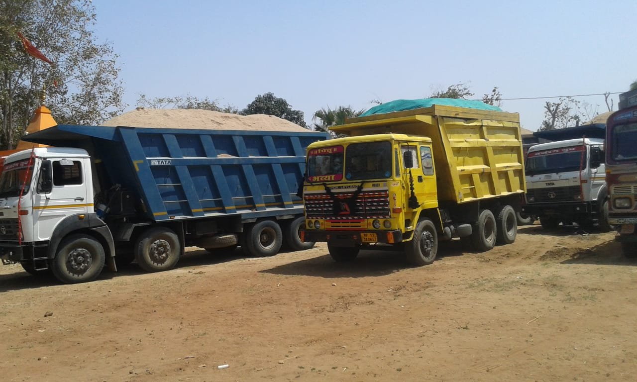 खनिज अधिकारी ने आधी रात को अचानक कार्रवाई कर बिना रायल्टी के रेत भरे सात वाहन किये जप्त | New India Times