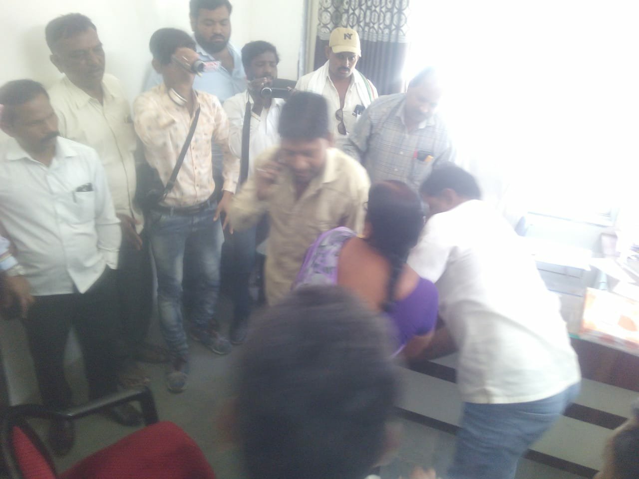 जमीन विवाद को लेकर महिला ने किया आत्मदाह का प्रयास, नेताओं के दबाव में काम करने का अधिकारियों पर आरोप | New India Times