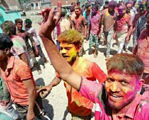 खूब उड़ा रंग गुलाल अबीर, रही धुलेटी की धूम, एक दूसरे को सूखे रंग लगा कर होली की दी बधाइयां 2 खूब उड़ा रंग गुलाल अबीर, रही धुलेटी की धूम, एक दूसरे को सूखे रंग लगा कर होली की दी बधाइयां | New India Times