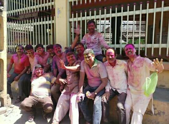 खूब उड़ा रंग गुलाल अबीर, रही धुलेटी की धूम, एक दूसरे को सूखे रंग लगा कर होली की दी बधाइयां | New India Times