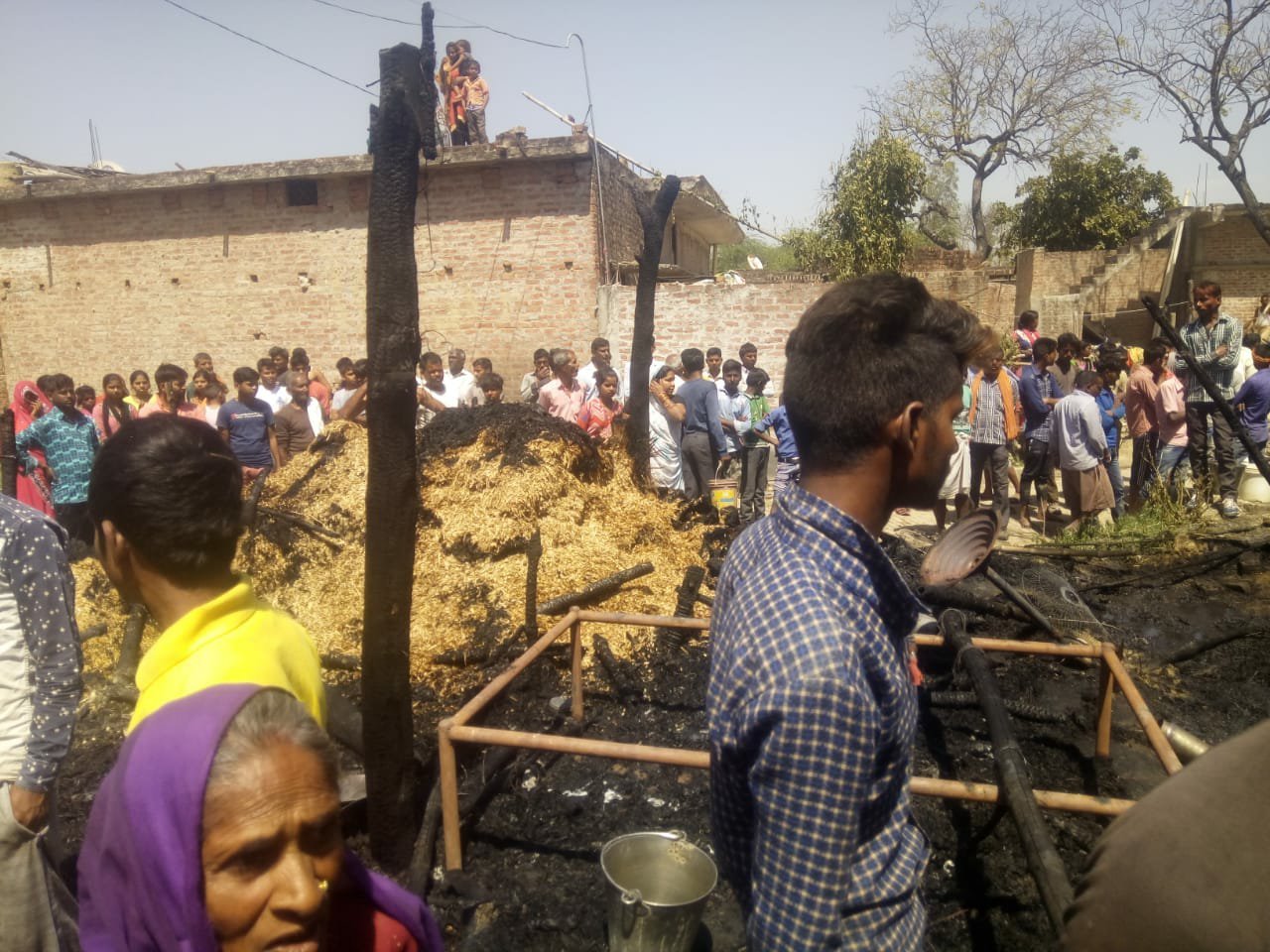 अपनी जान देकर भी भतीजे की जान न बचा सका चाचा, झोपड़ी पर गिरे विद्युत तार की चपेट में आने से चाचा-भतीजे की जलकर दर्दनाक मौत | New India Times