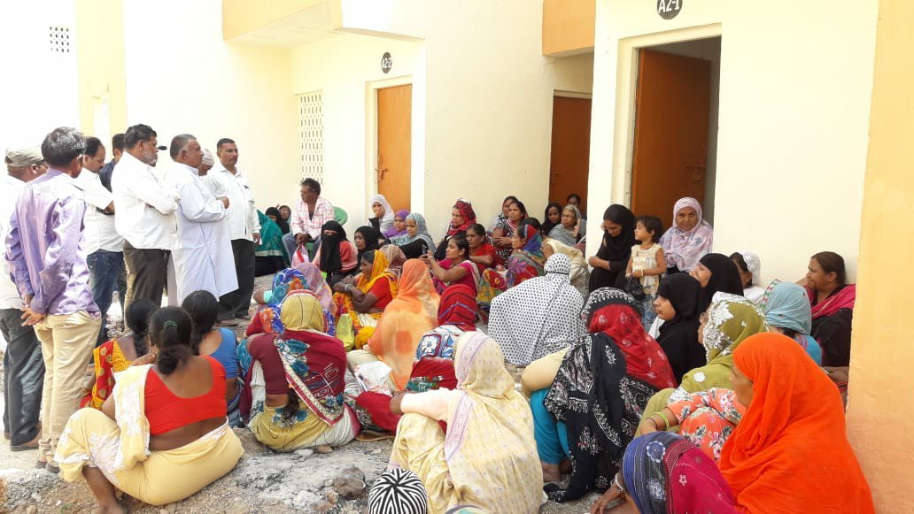 प्रधानमंत्री आवास योजना के लाभार्थी लाइट और पानी ना होने के कारण हैं परेशान, कलेक्टर को सौंपा गया ज्ञापन | New India Times