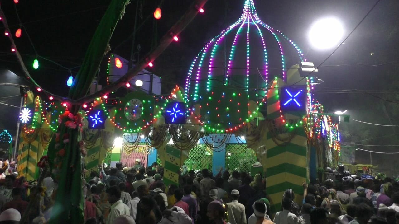 रात को चढाई गई सैलानी बाबा के मजार-ए-शरीफ पर अकीदत की चादर, संदल में शामिल हुए लाखों अकीदतमंद 2 रात को चढाई गई सैलानी बाबा के मजार-ए-शरीफ पर अकीदत की चादर, संदल में शामिल हुए लाखों अकीदतमंद | New India Times