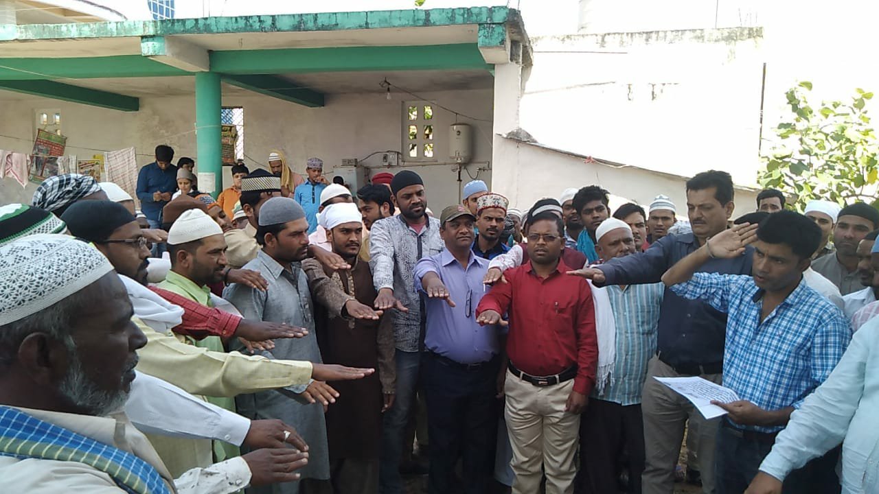 जामा मस्जिद में शुक्रवार को जुमे की नमाज अदा करने के बाद मुस्लिम समुदाय के लोगों ने ली मतदान की शपथ | New India Times
