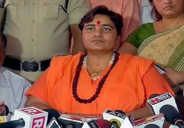 भोपाल लोकसभा सीट से भाजपा प्रत्याशी साध्वी प्रज्ञा ठाकुर के विवादित बयानों का सिलसिला जारी, विवादित बयानों को लेकर निर्वाचन आयोग ने दी नोटिस व कड़ी कार्रवाई की चेतावनी | New India Times