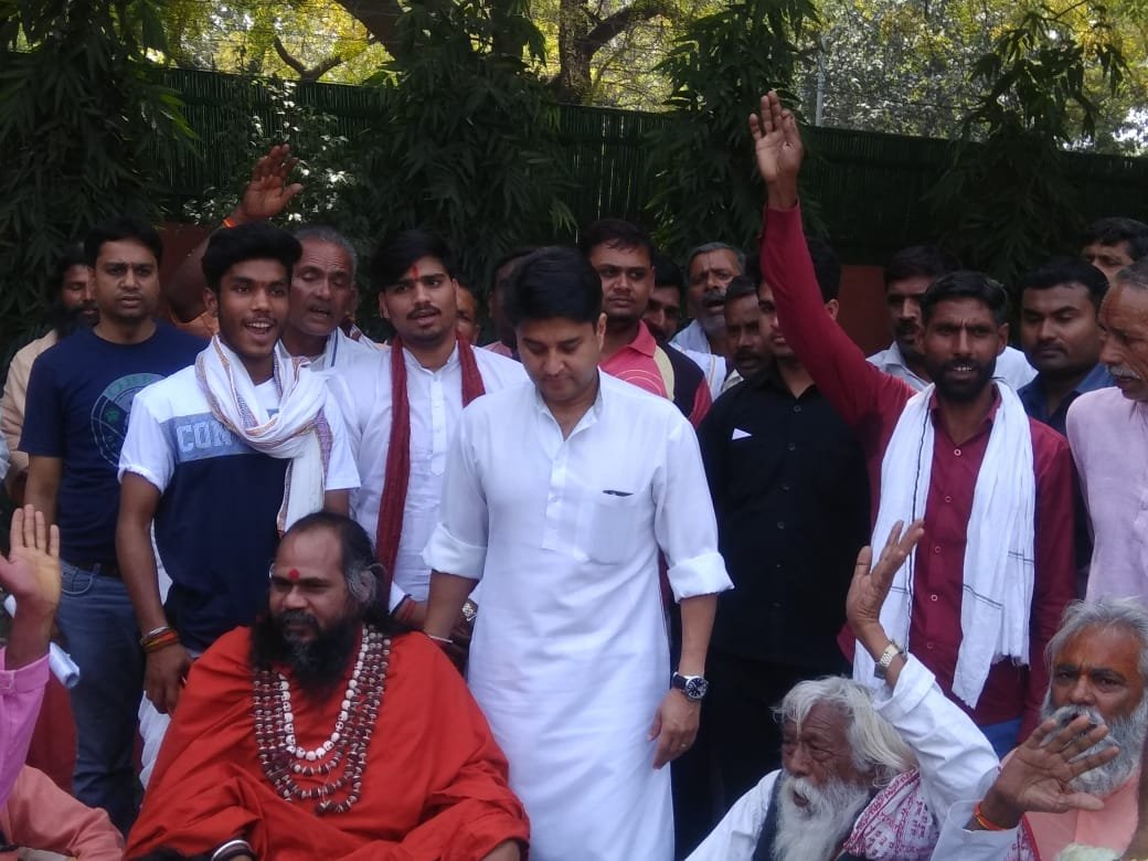 संत महात्मा बीजेपी के लोकसभा प्रत्याशी नरेंद्र सिंह तोमर के खिलाफ हुए लामबंद, संतों ने कांग्रेस को भी चेताया | New India Times