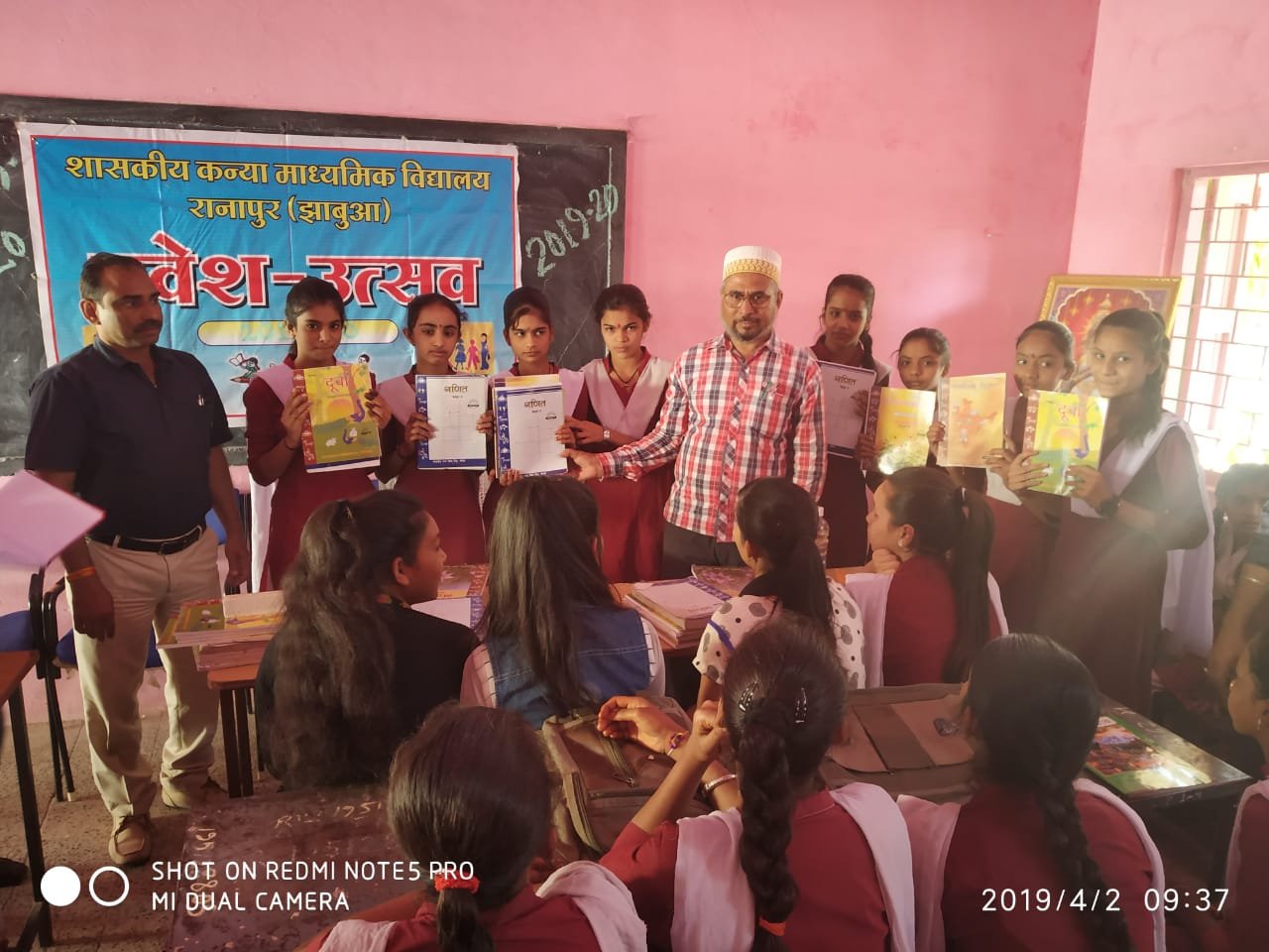 स्कुल में तिलक लगाकर किया गया छात्राओं का स्वागत | New India Times