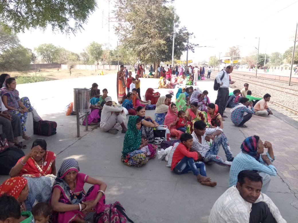ट्रेन निरस्त कर देने से रेलवे स्टेशन पर लगी यात्रियों की भारी भीड़ | New India Times
