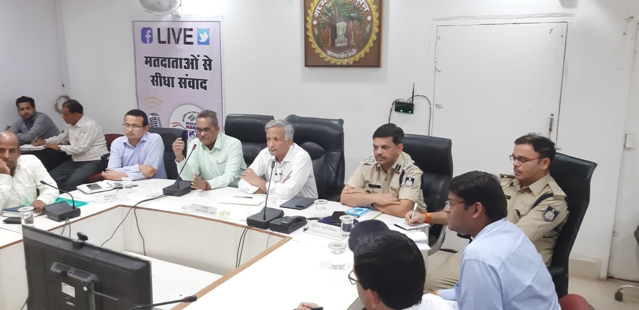 सागर कमिश्नर, आईजी एवं डीआईजी पहुंचे दमोह, कलेक्ट्रेट सभाकक्ष में हुई बैठक | New India Times