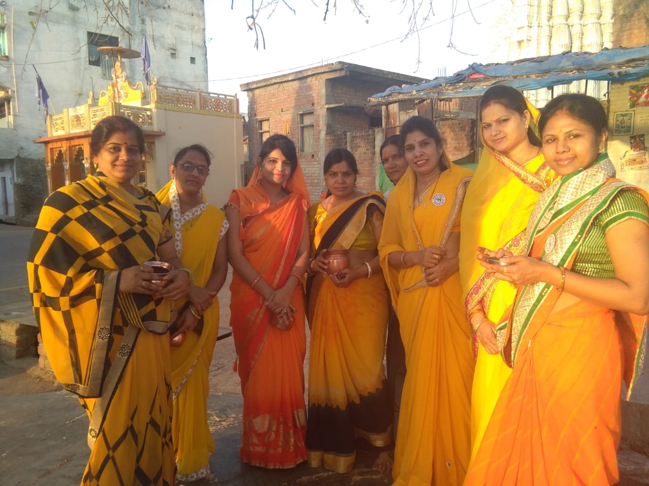 सूर्य को अर्ध्य देते हुए आेटले से लाइव ग्रुप महिलाओं ने अपने परिवार, समाज, देश व समस्त विश्व की सम्रद्धि आैर विकास के लिए की कामना | New India Times