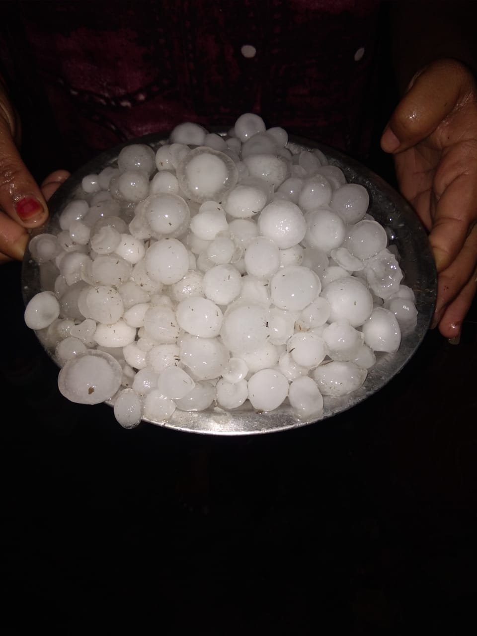 उत्तर प्रदेश के बहराइच जिला में अचानक बारिश के पड़े ओले, फसलों को हुआ बड़ा नुकसान, बारिश के साथ बर्फ गिरने के बाद भी तपती रही धरती | New India Times