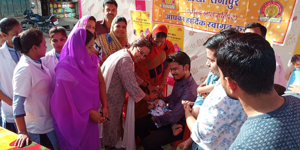 पल्स पोलियो अभियान के तहत बच्चों को घर घर से लाकर पिलाई गई दवाई | New India Times