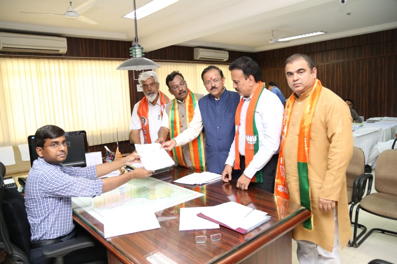 भाजपा प्रत्‍याशी सुभाष भामरे ने शक्ति प्रदर्शन कर भरा नामांकन पत्र, देश को मोदी सरकार दे सकती है सुरक्षा: भामरे | New India Times