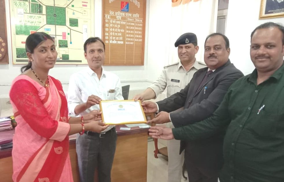 पैरालिगल वालेंटियर लेखा शर्मा को जेल मेें विशेष विधिक सेवा के लिए किया गया सम्मानित | New India Times