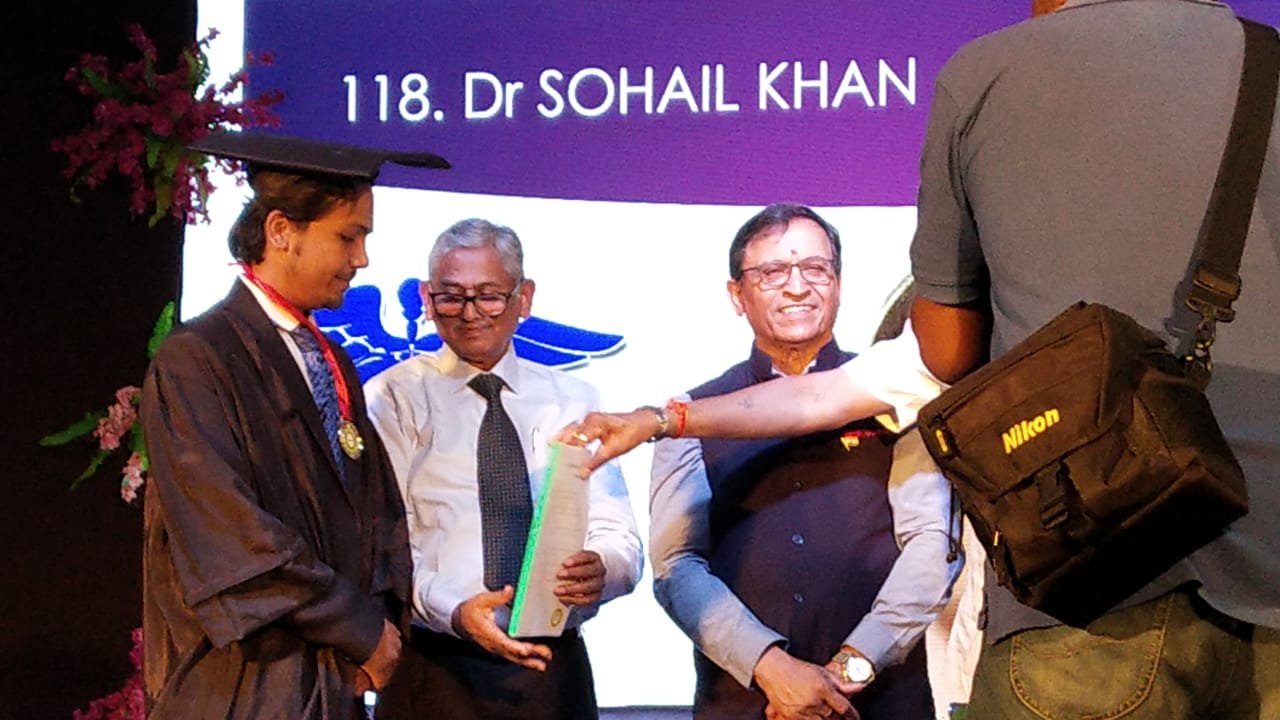 राणापुर में मुस्लिम समाज के पहले एमबीबीएस डाँक्टर बने सोहेल मकरानी | New India Times