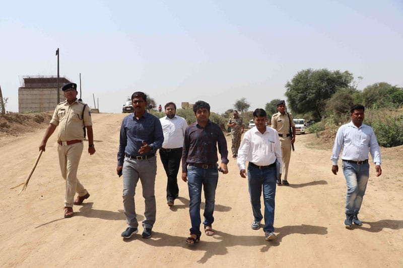 कलेक्टर एवं जिला निर्वाचन अधिकारी ने मतदान केन्द्रों एवं अंतर्राज्यीय एवं जिला बॉडर नाके का किया निरीक्षण | New India Times