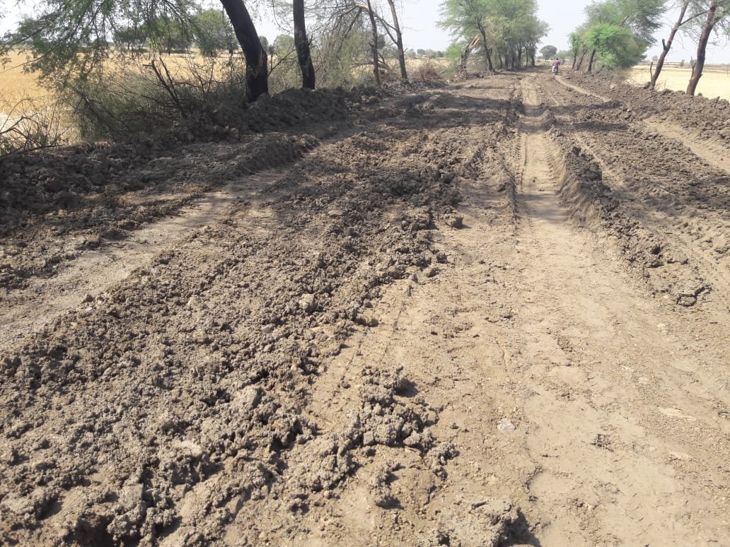 ठेकेदार की मनमर्जी से चल रहा है देवरी-रसेना रोड का गुणवत्ता हीन कार्य, लापरवाही से आये दिन हो रहे हैं हादसे | New India Times