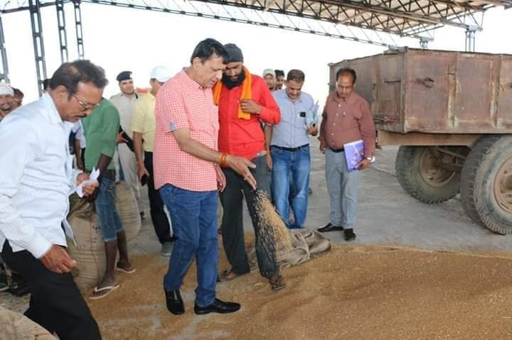 कमिश्नर ने अशोकनगर नवीन मंडी स्थित गेंहू उपार्जन केंद्र का किया निरीक्षण | New India Times