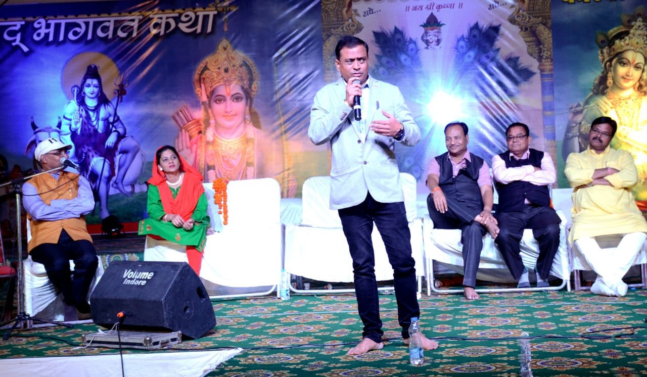 "हमें सांसों से ज्यादा हिंदुस्तान प्यारा है, मोहबत की हकीकत हम तुमको बता नहीं सकते, मोहब्बत उसी से होती है जिसे हम पा नहीं सकते": फ़ूटतालाब में देर रात तक चला अखिल भारतीय हास्य कवि सम्मेलन | New India Times