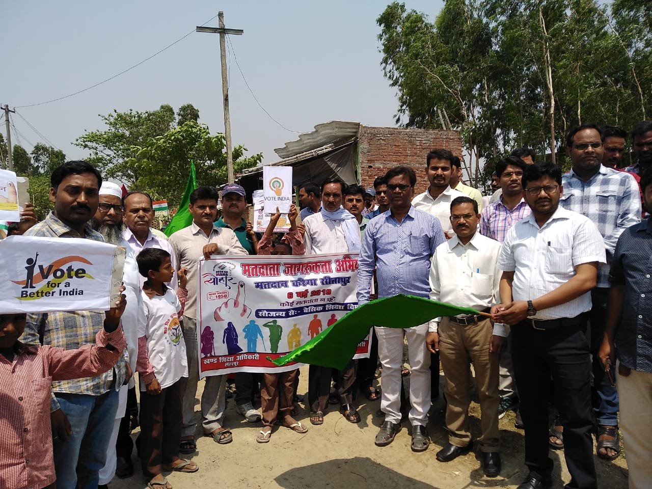 लोकसभा निर्वाचन में वोट प्रतिशत बढ़ाने के उद्देश्य से बेसिक शिक्षा विभाग द्वारा विभिन्न कार्यक्रमों का आयोजन कर लोगों को शत प्रतिशत मतदान हेतु किया गया जागरूक | New India Times