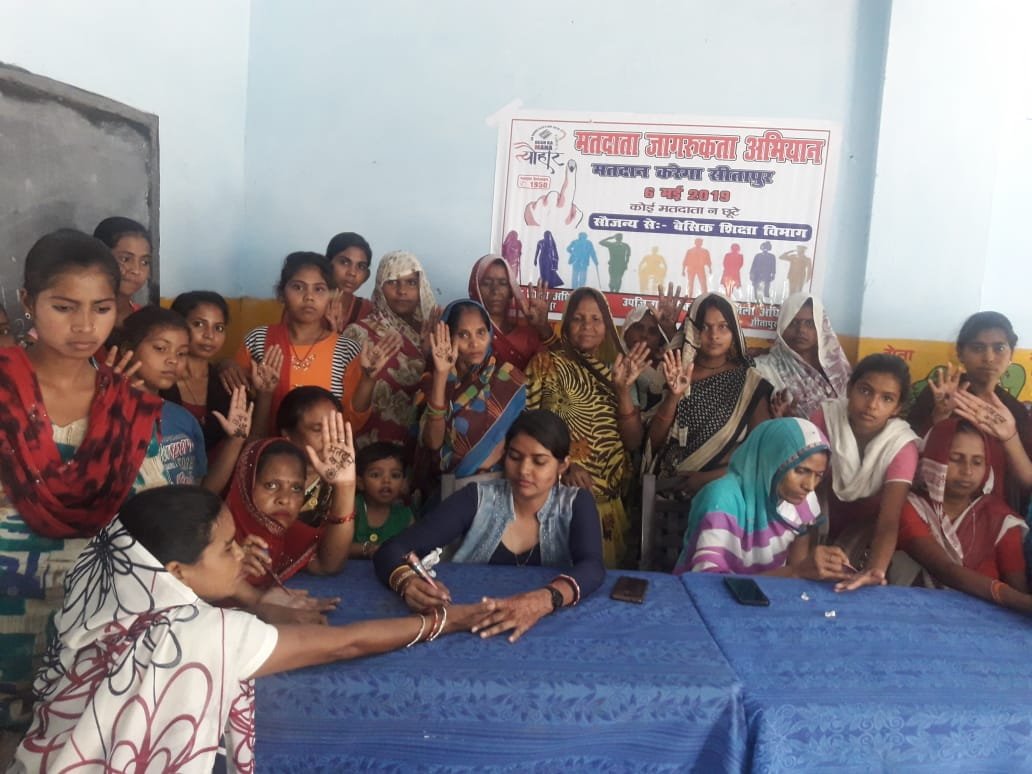 मतदाता जागरूकता अभियान के तहत महिलाओं को जागरूक करने के लिए मेंहदी लगाओ कार्यक्रम आयोजित | New India Times