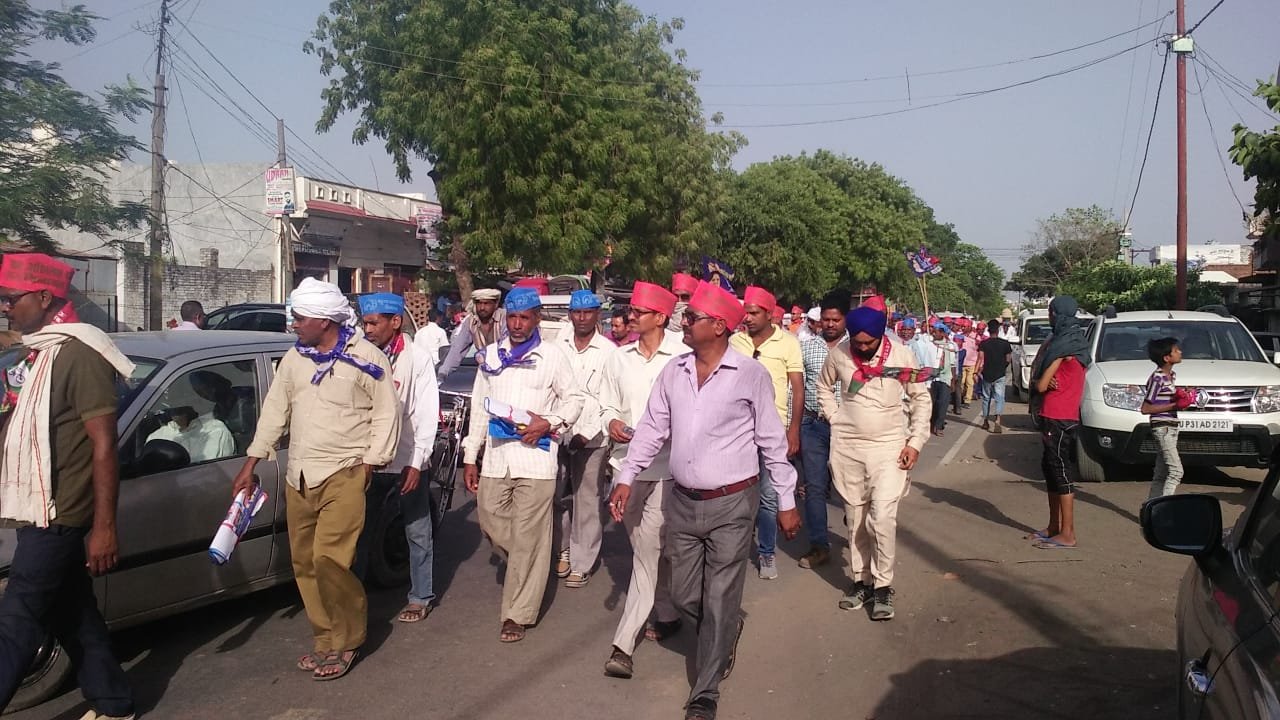 गोला गोकर्णनाथ नगर में सपा, बसपा, रालोद गठबंधन की लोकसभा प्रत्याशी डॉ. पूर्वी वर्मा ने किया रोड शो व नुक्कड़ सभा | New India Times