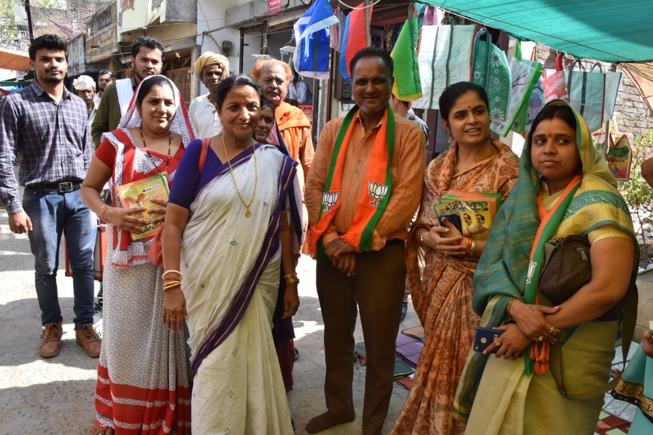 कांग्रेस के रविंद्र राका हुए भाजपा में शामिल, श्रीमती सूरज डामोर ने किया भाजपा का गमछा डाल कर राका का स्वागत, भाजपा महिला मोर्चा का धुआंधार चुनाव प्रचार जारी | New India Times