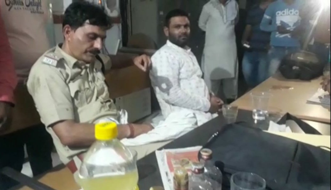 रेलवे सुरक्षा बल का ए एस आई दस हज़ार रूपये रिश्वत लेते हुए रंगे हाथों गिरफ्तार, रेलवे स्टेशन के बाहर बस खड़ी करने के बदले में मांगी थी रिश्वत | New India Times