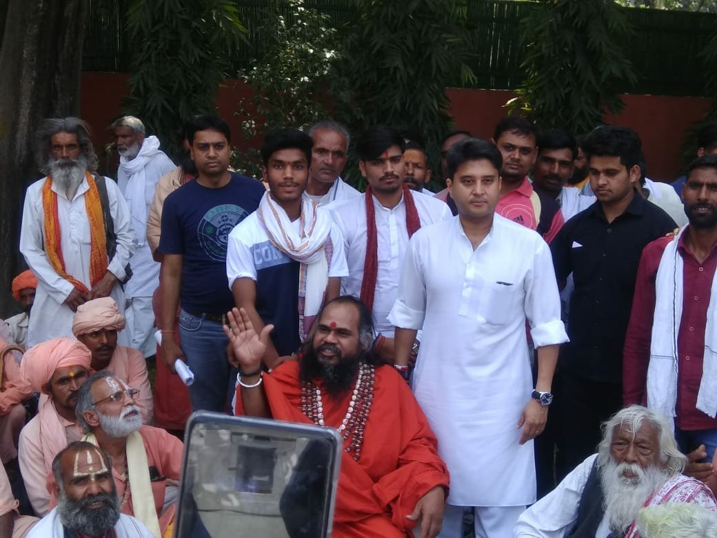 संत महात्मा बीजेपी के लोकसभा प्रत्याशी नरेंद्र सिंह तोमर के खिलाफ हुए लामबंद, संतों ने कांग्रेस को भी चेताया | New India Times