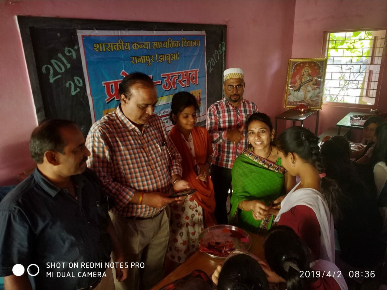 स्कुल में तिलक लगाकर किया गया छात्राओं का स्वागत | New India Times