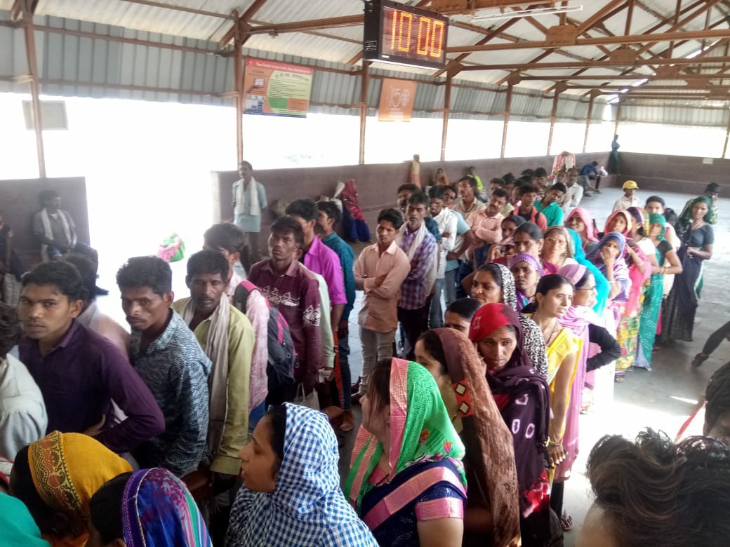 ट्रेन निरस्त कर देने से रेलवे स्टेशन पर लगी यात्रियों की भारी भीड़ | New India Times